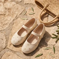 Merceditas de lino beige bordadas para mujer