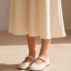Merceditas de lino beige bordadas para mujer