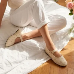 Merceditas de lino beige bordadas para mujer