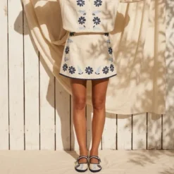 Merceditas de lino beige bordadas en azul para mujer