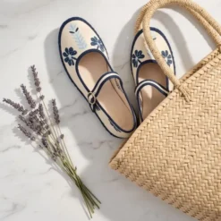 Merceditas de lino beige bordadas en azul para mujer