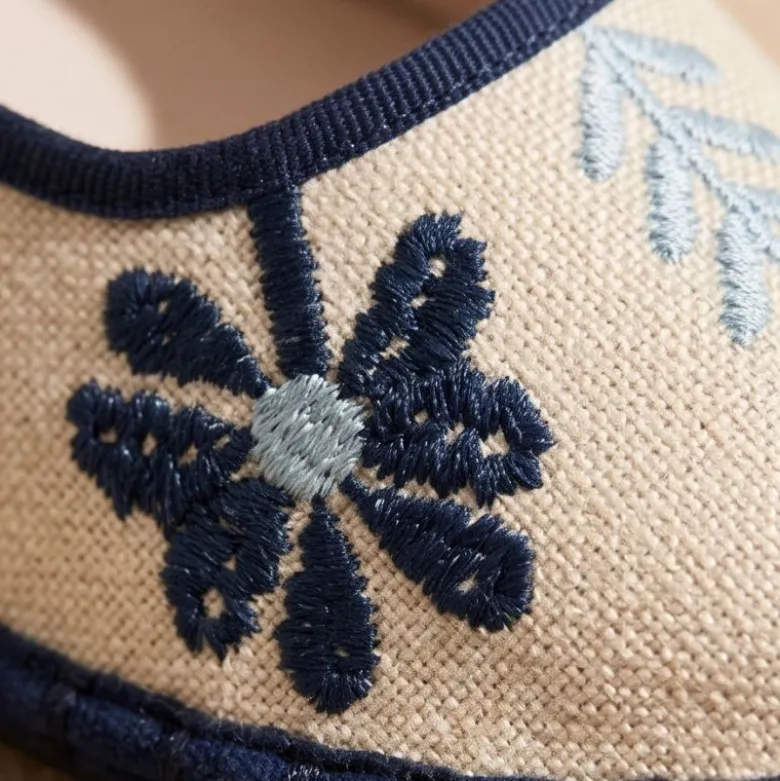 Merceditas de lino beige bordadas en azul para mujer