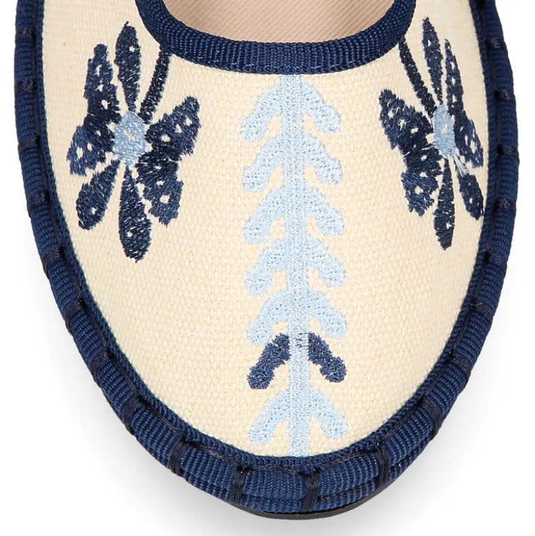 Merceditas de lino beige bordadas en azul para mujer