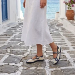 Merceditas de lino beige bordadas en azul para mujer