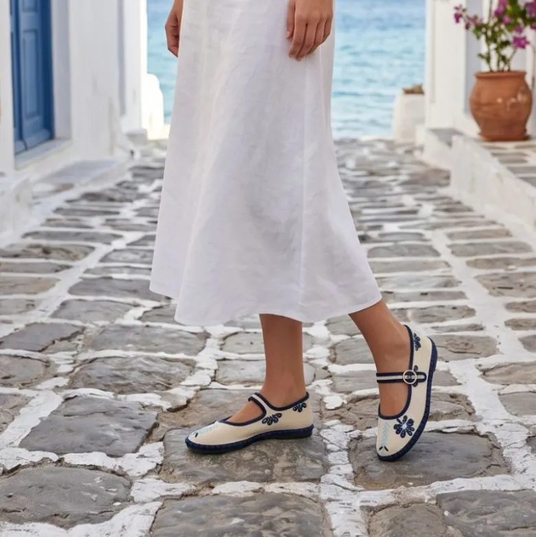 Merceditas de lino beige bordadas en azul para mujer