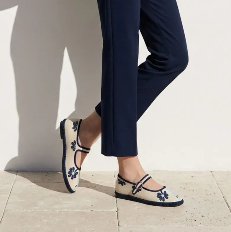 Merceditas de lino beige bordadas en azul para mujer