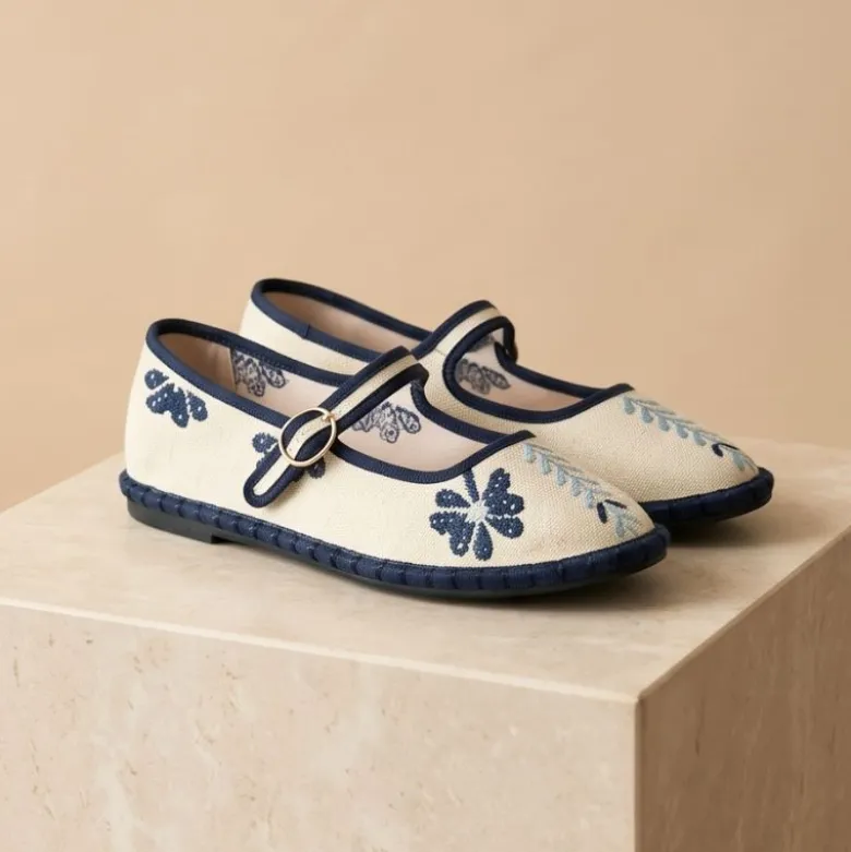 Merceditas de lino beige bordadas en azul para mujer