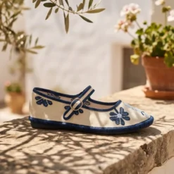 Merceditas de lino beige bordadas en azul para mujer