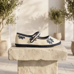 Merceditas de lino beige bordadas en azul para mujer