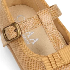 Merceditas hebilla en forma de t con lazo en Serratex estampado.