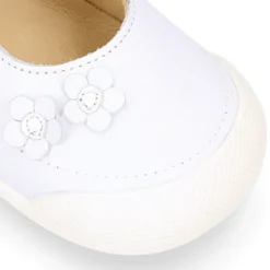 Merceditas niña Blanditos by Crio’s con flor en piel.