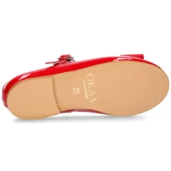 Merceditas niña OKAA con hebilla y lazo zapatero en piel charol rojo.