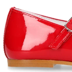 Merceditas niña OKAA con hebilla y lazo zapatero en piel charol rojo.