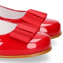 Merceditas niña OKAA con hebilla y lazo zapatero en piel charol rojo.