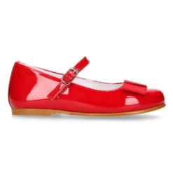 Merceditas niña OKAA con hebilla y lazo zapatero en piel charol rojo.