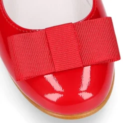 Merceditas niña OKAA con hebilla y lazo zapatero en piel charol rojo.