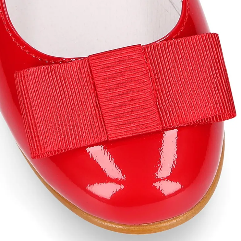 Merceditas niña OKAA con hebilla y lazo zapatero en piel charol rojo.