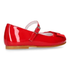 Merceditas niña OKAA con hebilla y lazo zapatero en piel charol rojo.