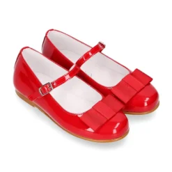 Merceditas niña OKAA con hebilla y lazo zapatero en piel charol rojo.