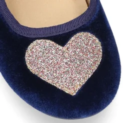 Merceditas OKAA niña en terciopelo con CORAZÓN BRILLANTE.