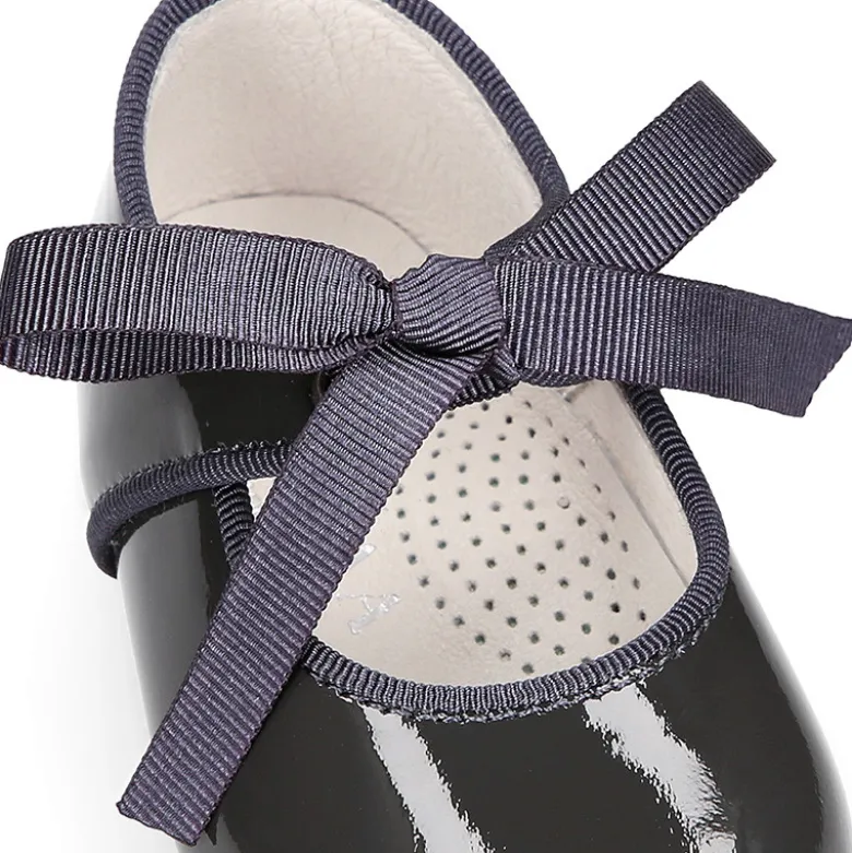 Mercedita tipo Angelito en piel charol para peques.