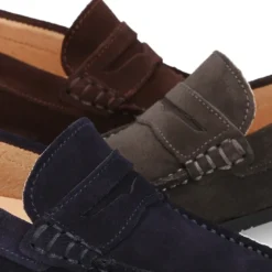 Mocasin clásico niños mayores antifaz suela gruesa en piel serraje.