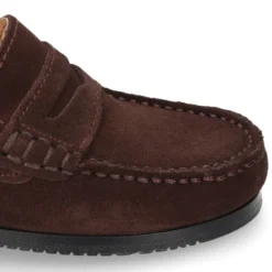 Mocasin clásico niños mayores antifaz suela gruesa en piel serraje.