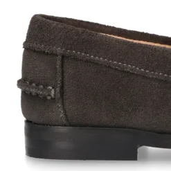 Mocasin clásico niños mayores antifaz suela gruesa en piel serraje.