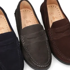 Mocasin clásico niños mayores antifaz suela gruesa en piel serraje.