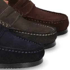 Mocasin clásico niños mayores antifaz suela gruesa en piel serraje.