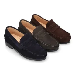 Mocasin clásico niños mayores antifaz suela gruesa en piel serraje.