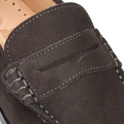 Mocasin clásico niños mayores antifaz suela gruesa en piel serraje.