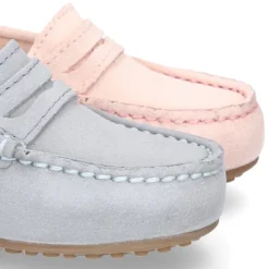 Mocasín antifaz en piel serraje en colores pasteles.