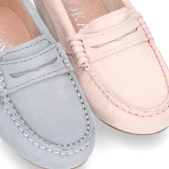 Mocasín antifaz en piel serraje en colores pasteles.