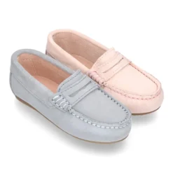 Mocasín antifaz en piel serraje en colores pasteles.