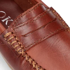 Mocasín antifaz mayores en piel trabajada.