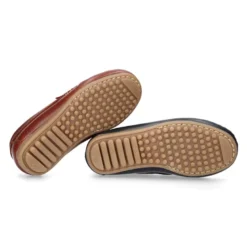 Mocasín antifaz mayores en piel trabajada.