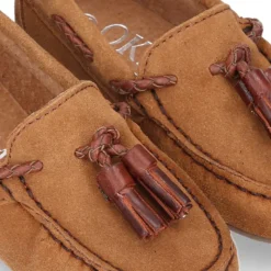 Mocasín borlas mayores en piel serraje cuero.