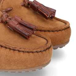 Mocasín borlas mayores en piel serraje cuero.