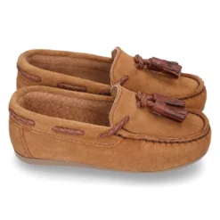 Mocasín borlas mayores en piel serraje cuero.