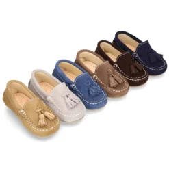 MocasÍn BORLAS pequeños piso conductor en serraje.