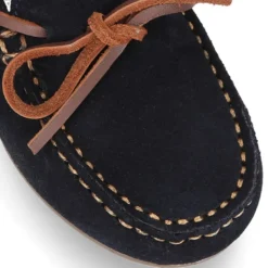 Mocasín Clásico lazos en cuero piel serraje.
