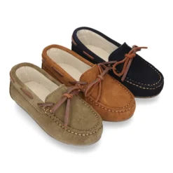 Mocasín Clásico lazos en cuero piel serraje.