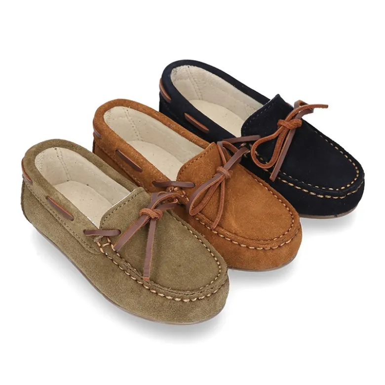 Mocasín Clásico lazos en cuero piel serraje.