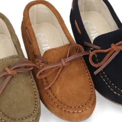Mocasín Clásico lazos en cuero piel serraje.