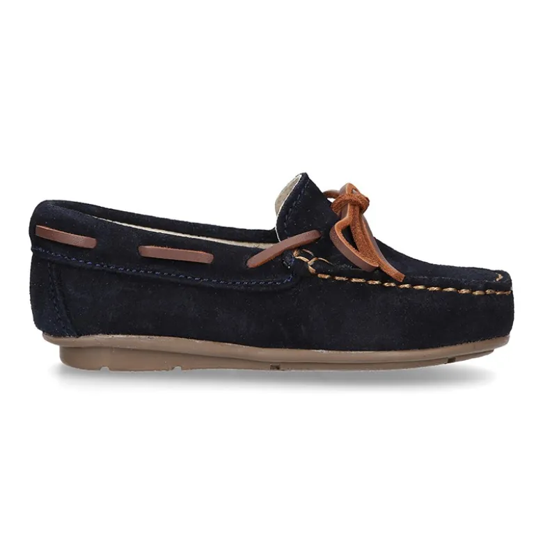 Mocasín Clásico lazos en cuero piel serraje.