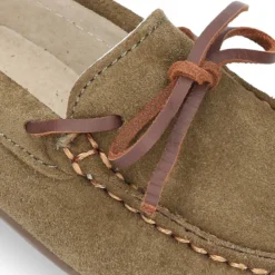 Mocasín Clásico lazos en cuero piel serraje.