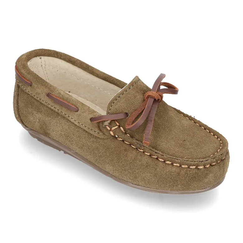 Mocasín Clásico lazos en cuero piel serraje.