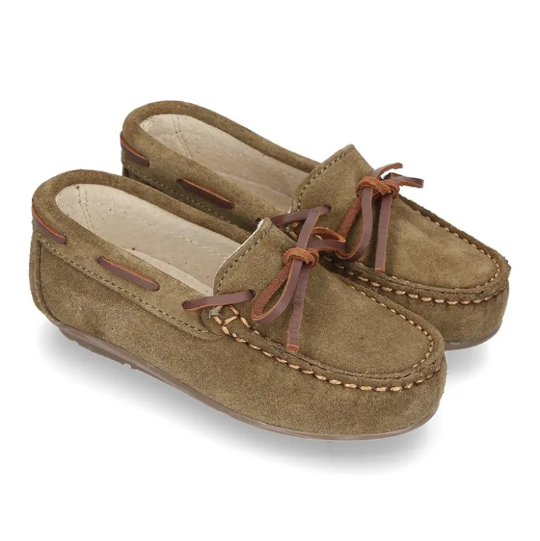 Mocasín Clásico lazos en cuero piel serraje.