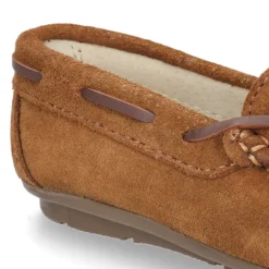 Mocasín Clásico lazos en cuero piel serraje.